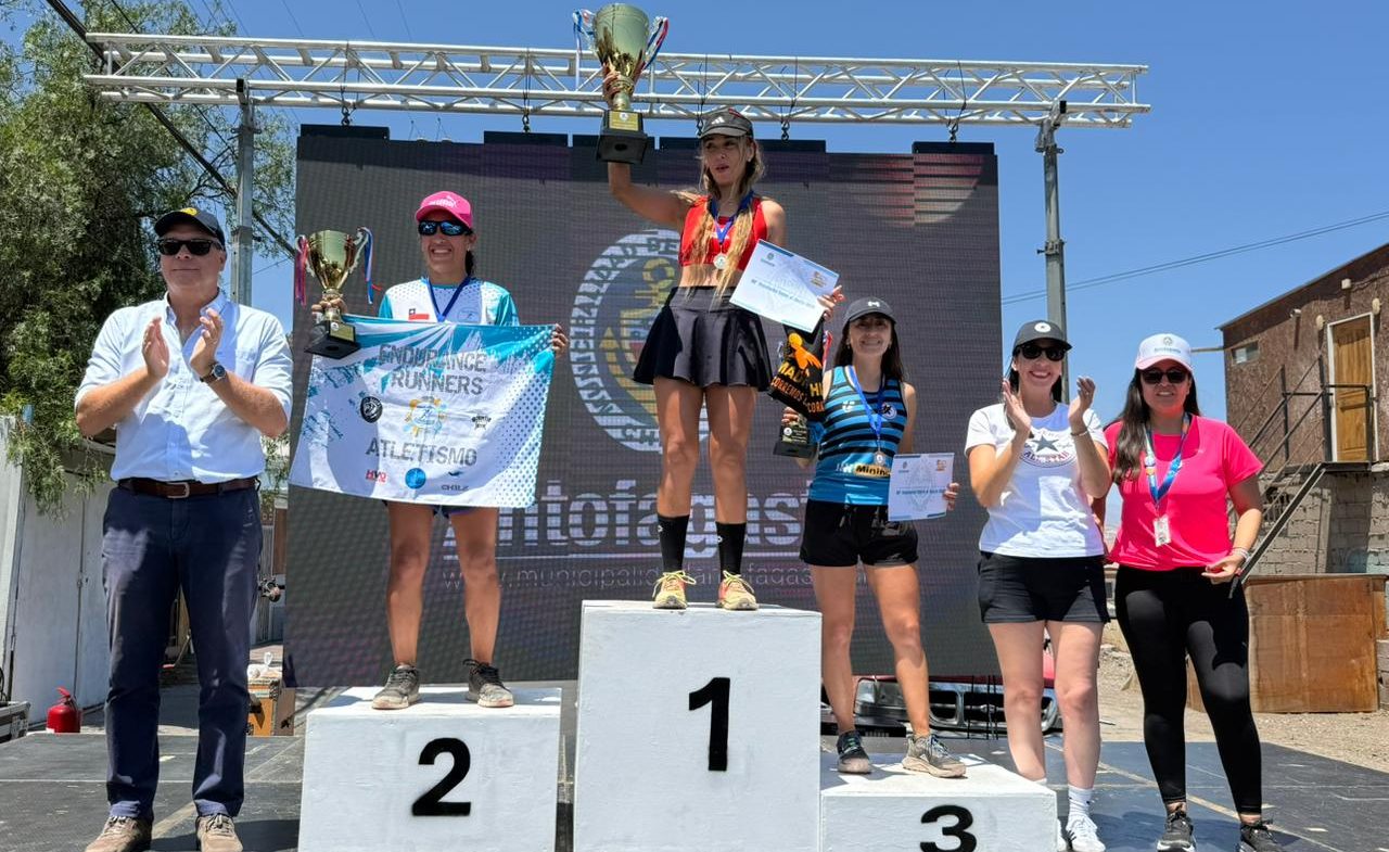 Más de 400 corredores conquistaron la cima en la 88° versión del Ascenso al Cerro El Ancla en Antofagasta