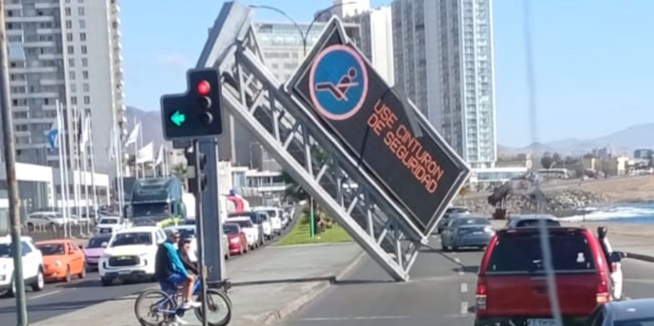 Camión con carga sobredimensionada derriba letrero informativo gigante en la costanera de Antofagasta