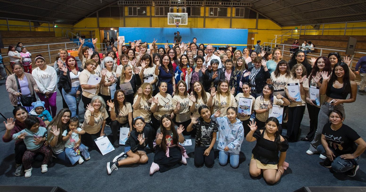 Francisca Crovetto inspiró a las mujeres de Baquedano en emotiva jornada organizada por Sierra Gorda SCM Francisca Crovetto inspiró a las mujeres de Baquedano en emotiva jornada organizada por Sierra Gorda SCM