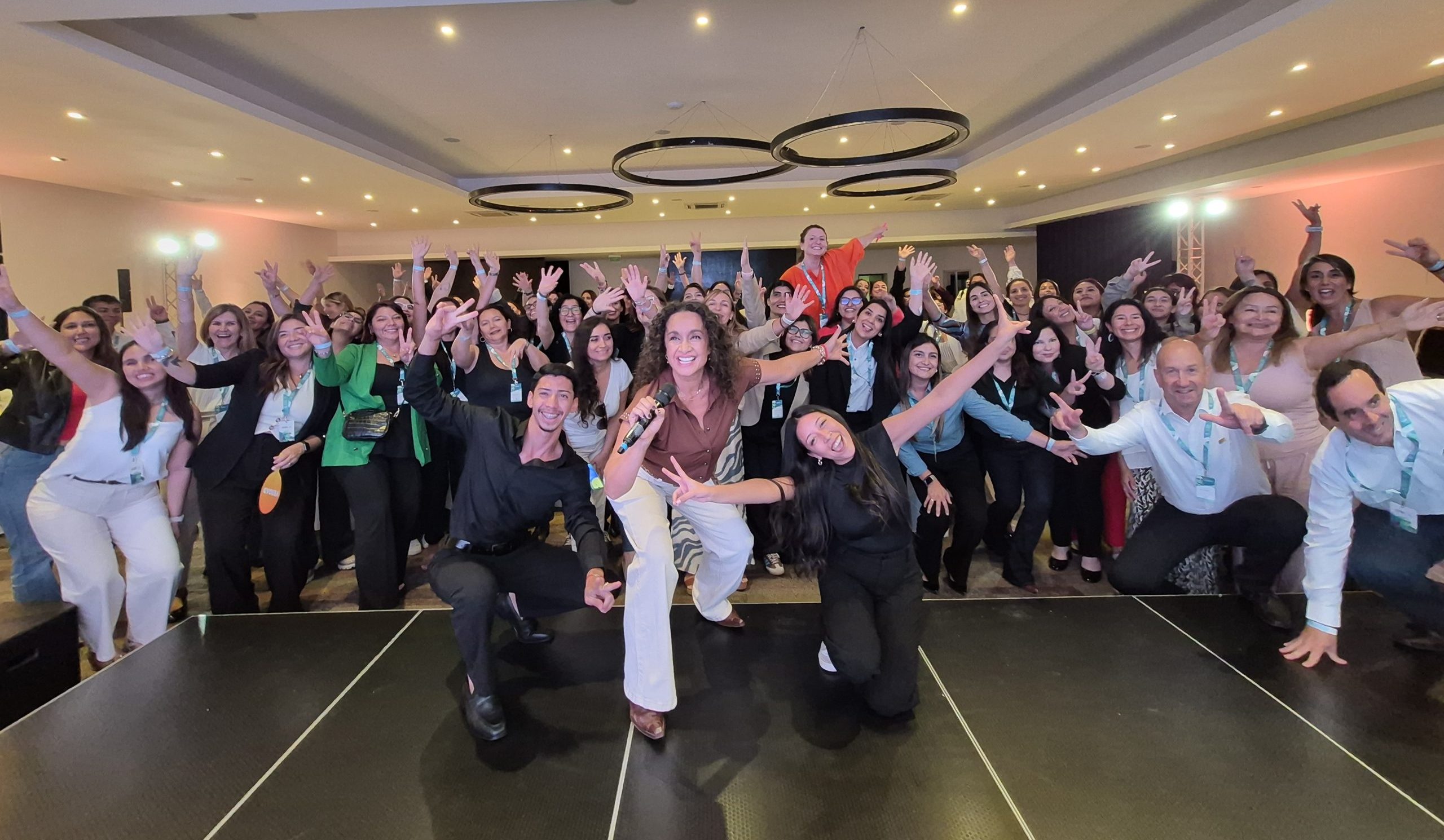 Más de 100 mujeres de empresas colaboradoras de Minera Antucoya fortalecen su liderazgo en masivo encuentro regional