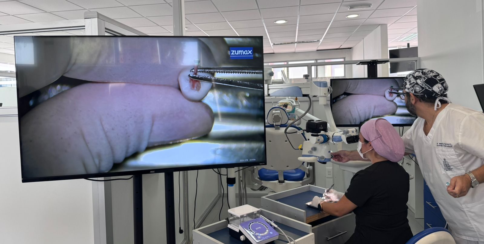 Universidad de Antofagasta incorpora microscopio de alta gama para revolucionar la atención y formación en Endodoncia