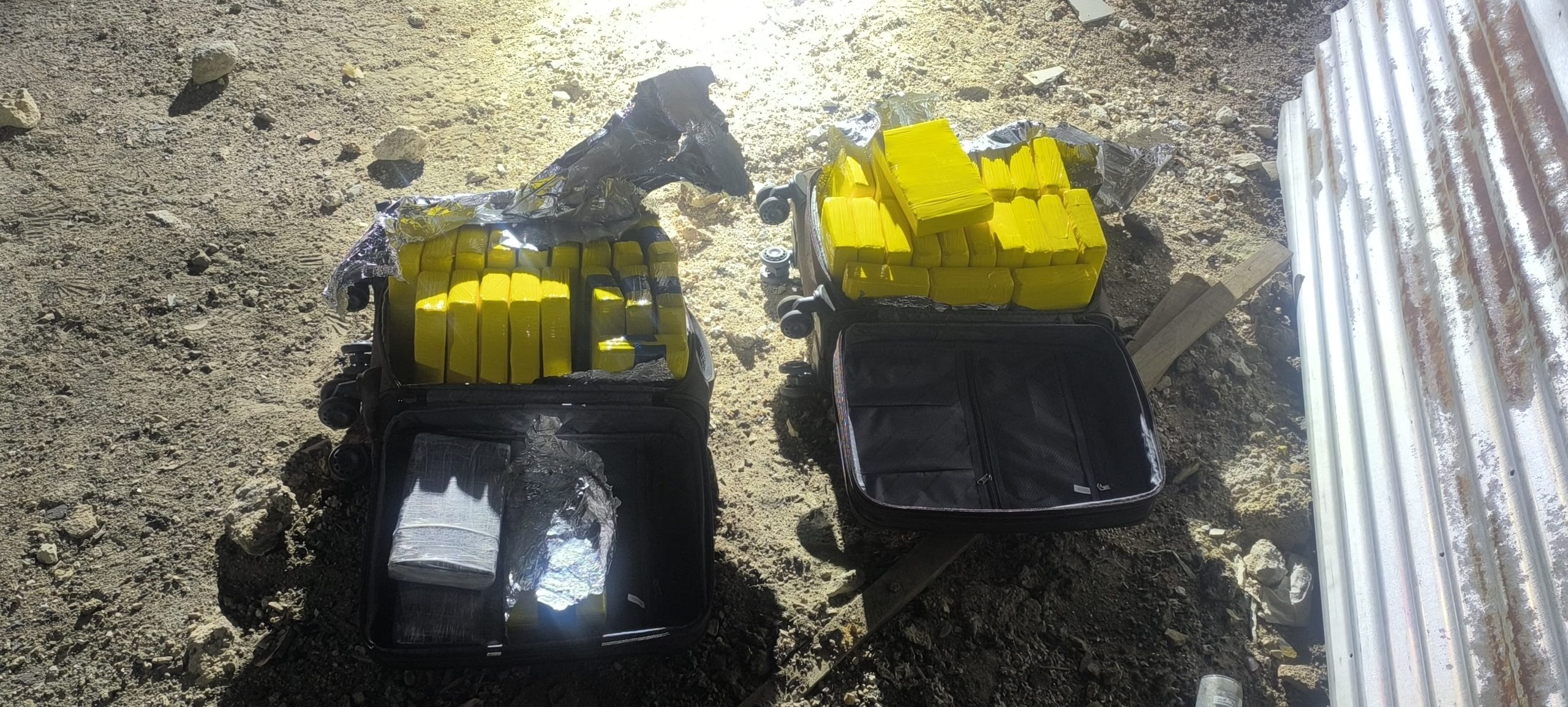 Pillan a burreros dejando maletas con 47 kilos de cocaína en la frontera de Ollagüe