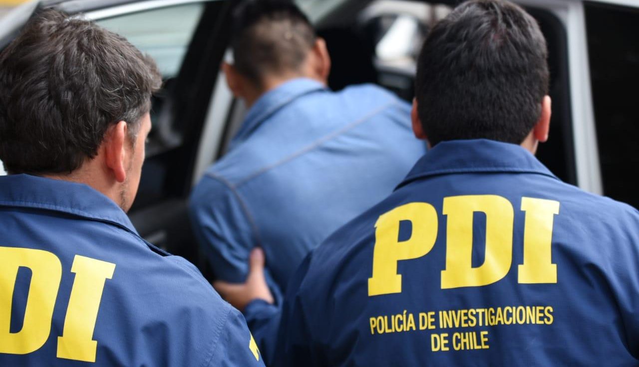 PDI detuvo a hombre que agredía a su pareja en las afueras de cuartel policial en Calama