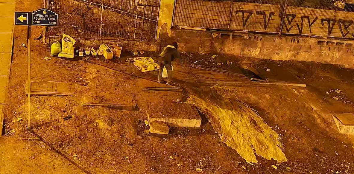 Cámaras municipales captan a sujeto vertiendo aceite en la calle frente al Terminal de Buses: Se cursaron seis multas