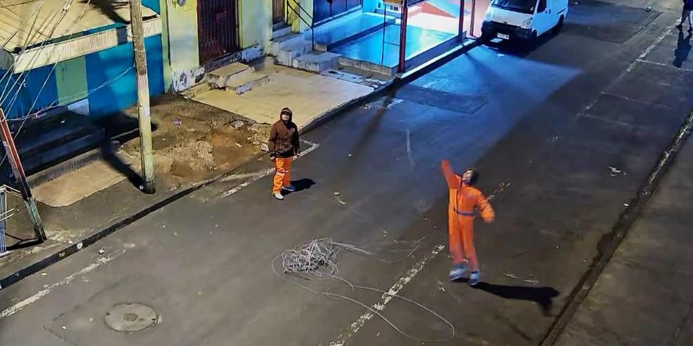 Detienen a dos delincuentes que intentaban botar cámara de seguridad en Antofagasta: Fueron captados por la Central de televigilancia municipal Detienen a dos delincuentes que intentaban botar cámara de seguridad en Antofagasta: Fueron captados por la Central de televigilancia municipal