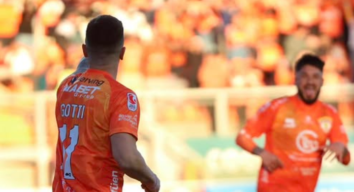 Cobreloa mantiene el liderato tras imponerse a Deportes Santa Cruz en Calama