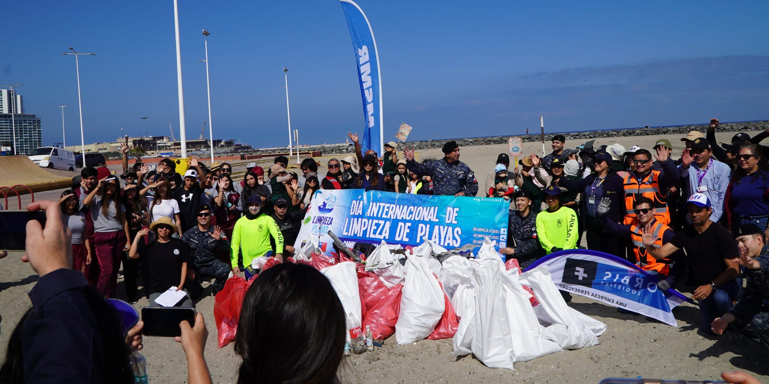 Compromiso con el borde costero: Comunidad, colegios, Armada y ATI se unen en exitosa jornada de limpieza de playas en Antofagasta