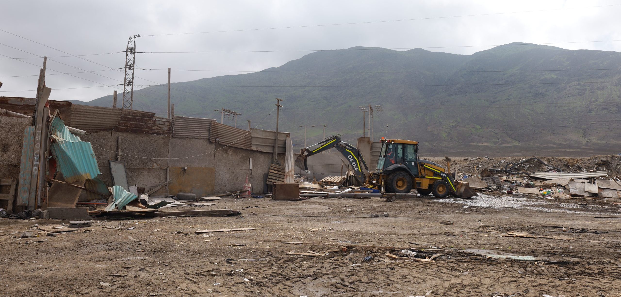 Gobierno y Aguas Antofagasta desarticulan histórico foco de robo de agua en desalojo de La Chimba Alto