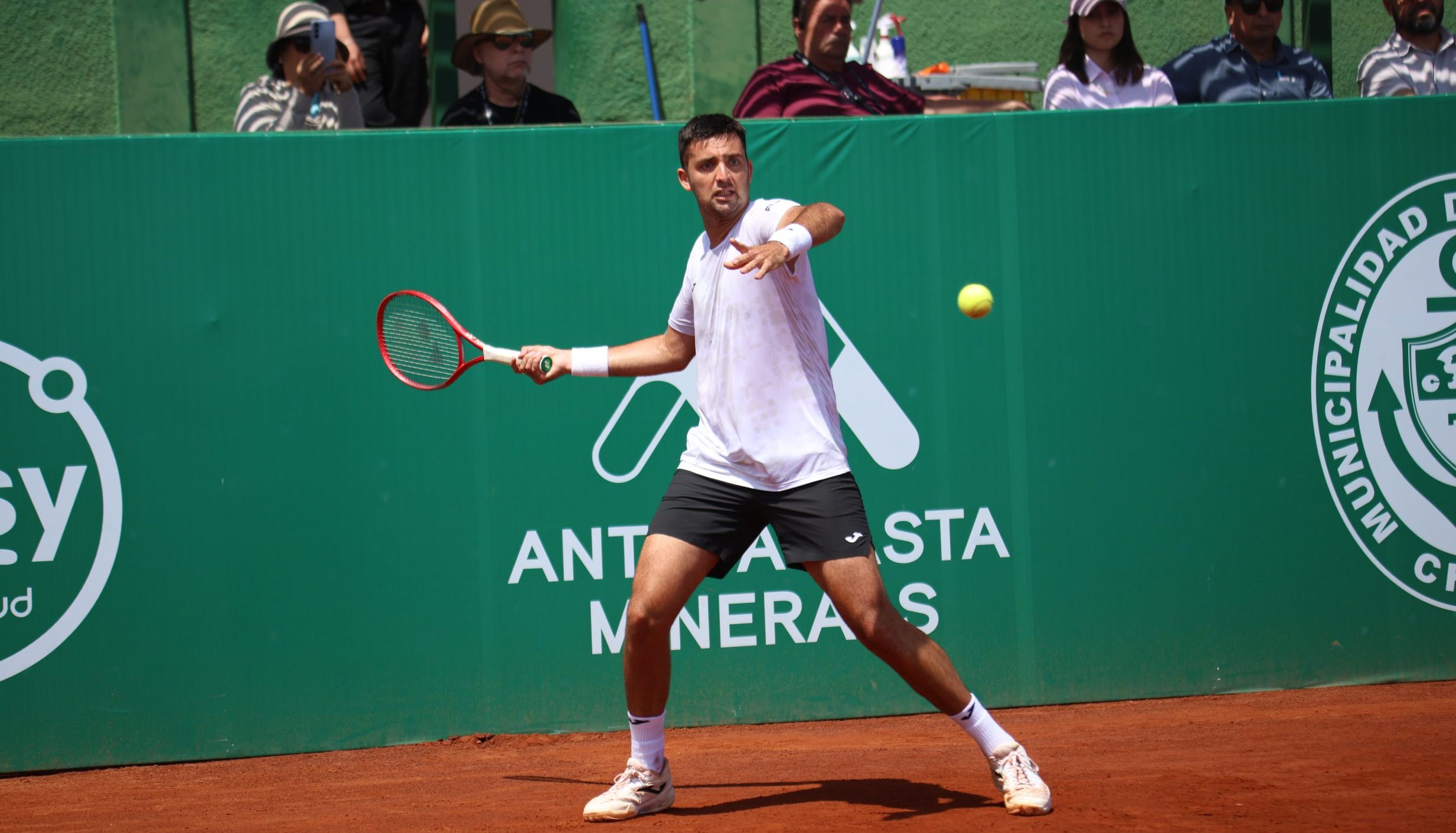 Tomás Barrios avanza a octavos y marca jornada histórica con tenis nocturno en el Challenger de Antofagasta