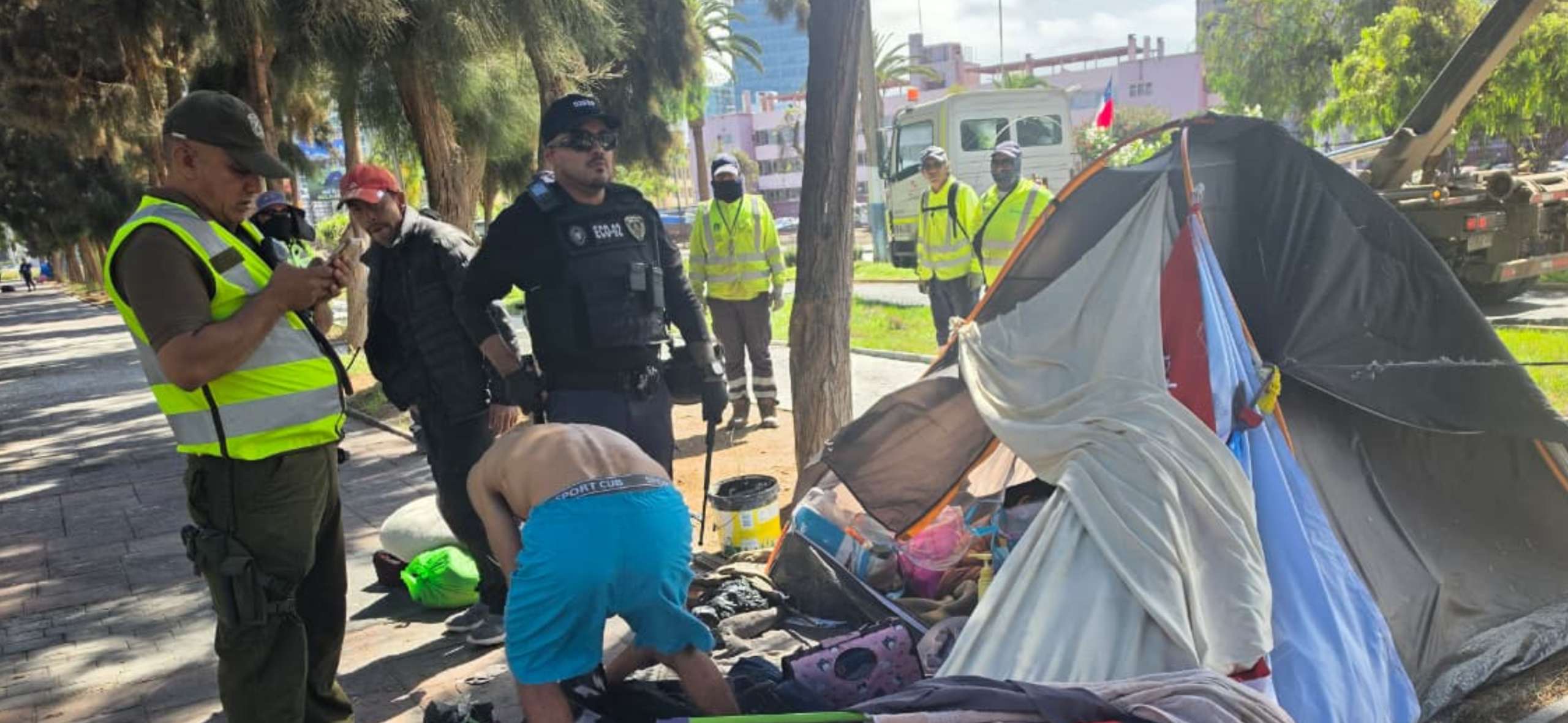 Operativo en Avenida Balmaceda: Municipio de Antofagasta retiró 11 rucos, deja dos detenidos y condena agresión a funcionarios