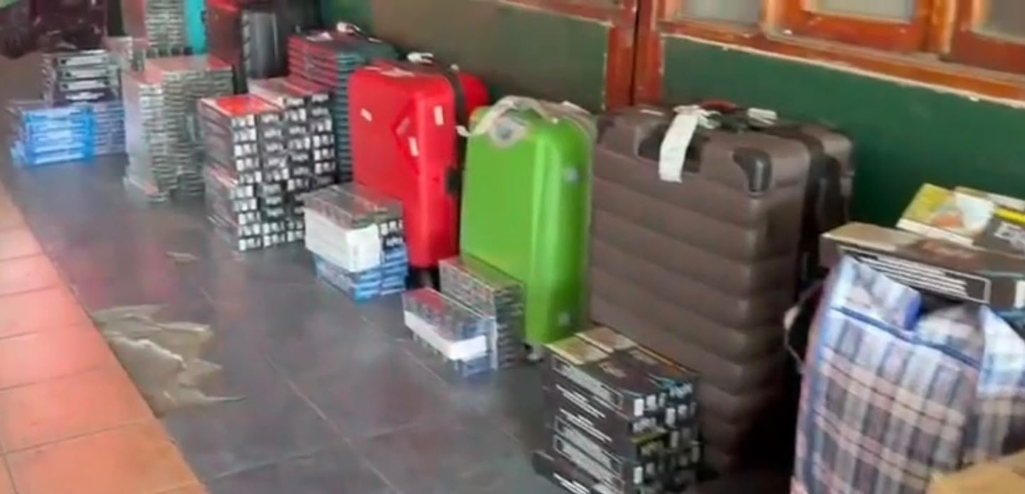 Llevaban más de 5.400 cajetillas de cigarrillos de contrabando: 14 trabajadores mineros fueron detenidos en el Aeropuerto El Loa