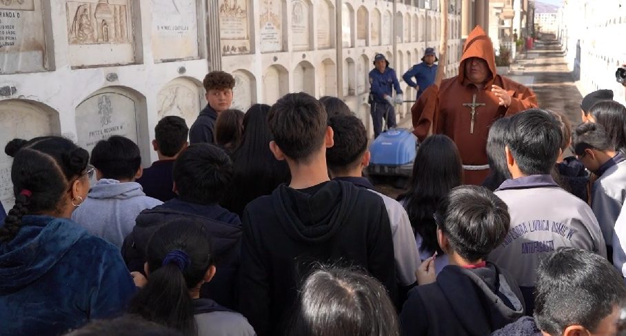 De la sala de clases al camposanto: Estudiantes de la Escuela Ljubica Domic protagonizan primer tour de historia local en el Cementerio General de Antofagasta