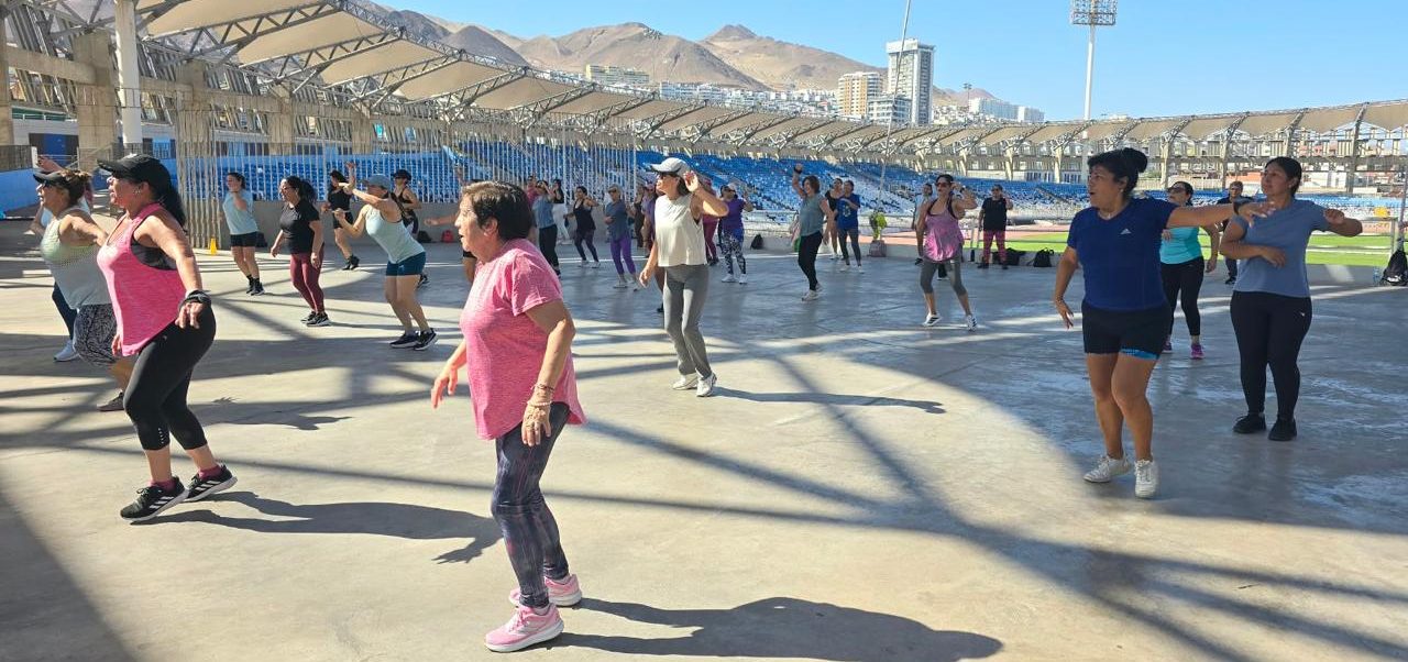 Antofagasta se viste de rosa: Municipio organiza masiva «maratón de baile» por la prevención del cáncer de mama