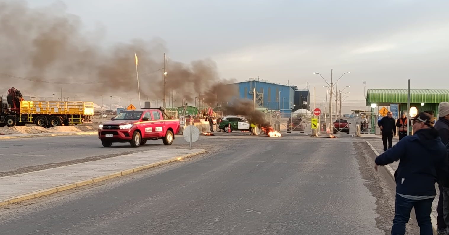Sindicatos paralizaron producción y bloquearon accesos a la División Ministro Hales de Codelco: Exigen responsabilidades a la administración Sindicatos paralizaron producción y bloquearon accesos a la División Ministro Hales de Codelco: Exigen responsabilidades a la administración